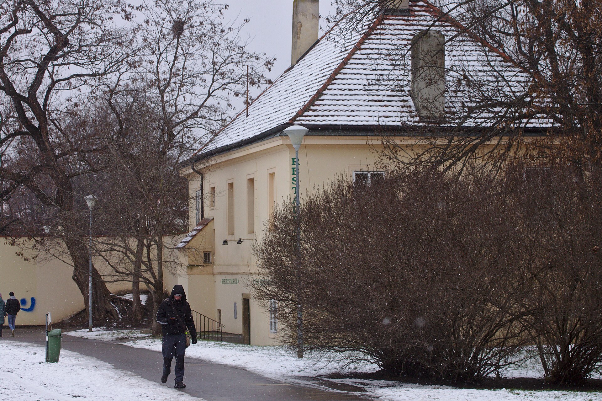 Rybářský domek na pražské Kampě v zimě roku 2021. Místo spojené s filmem Jak utopit doktora Mráčka; nejde o filmový záběr.