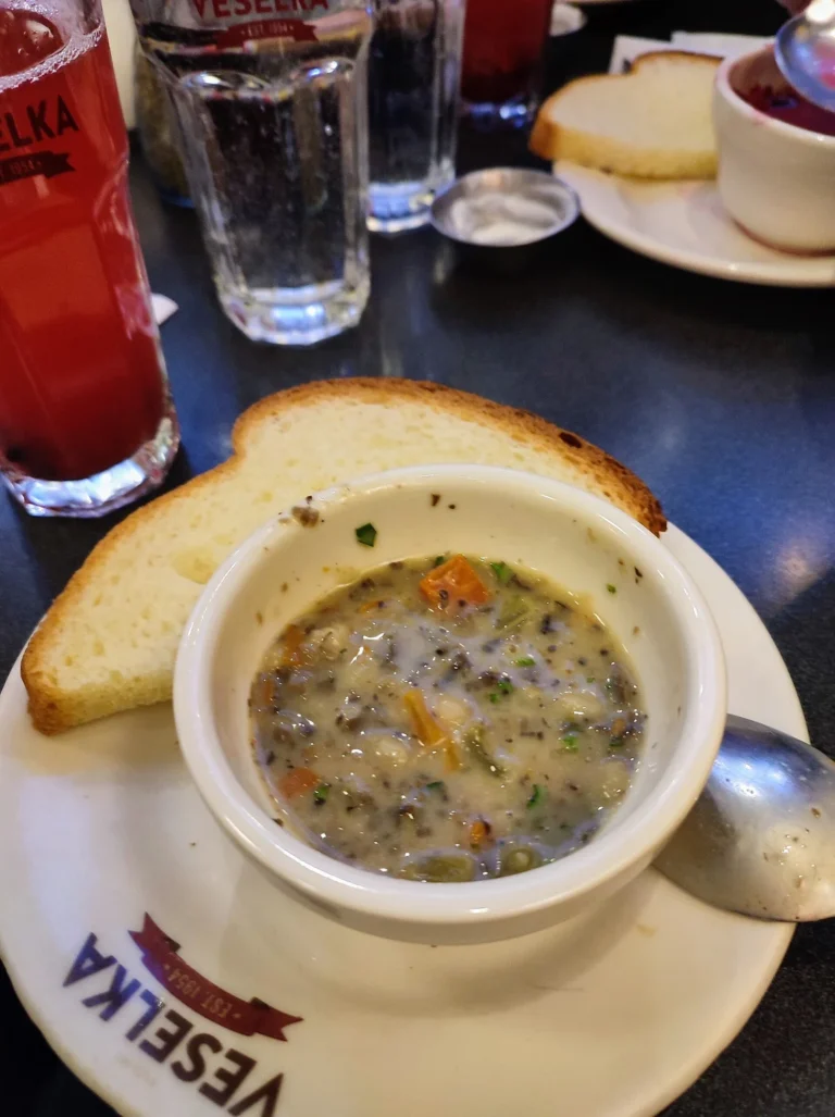 Polévka s ječnými kroupami a houbami v restauraci Veselka na skutečné ilustrační fotografii; nejde o fotografii receptu v článku.