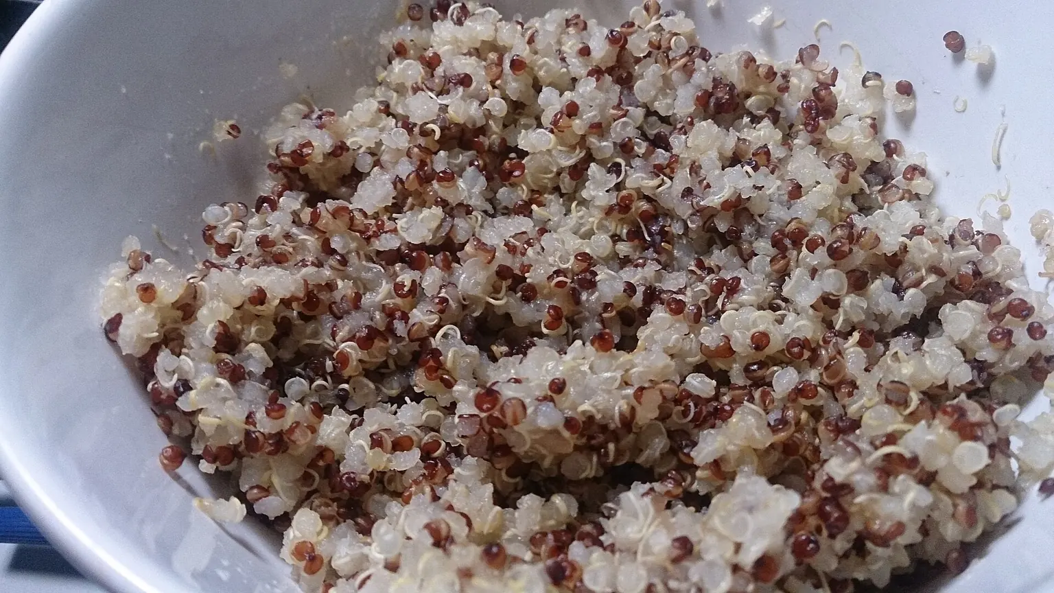 Uvařená quinoa v misce; ilustrační fotografie přílohy.