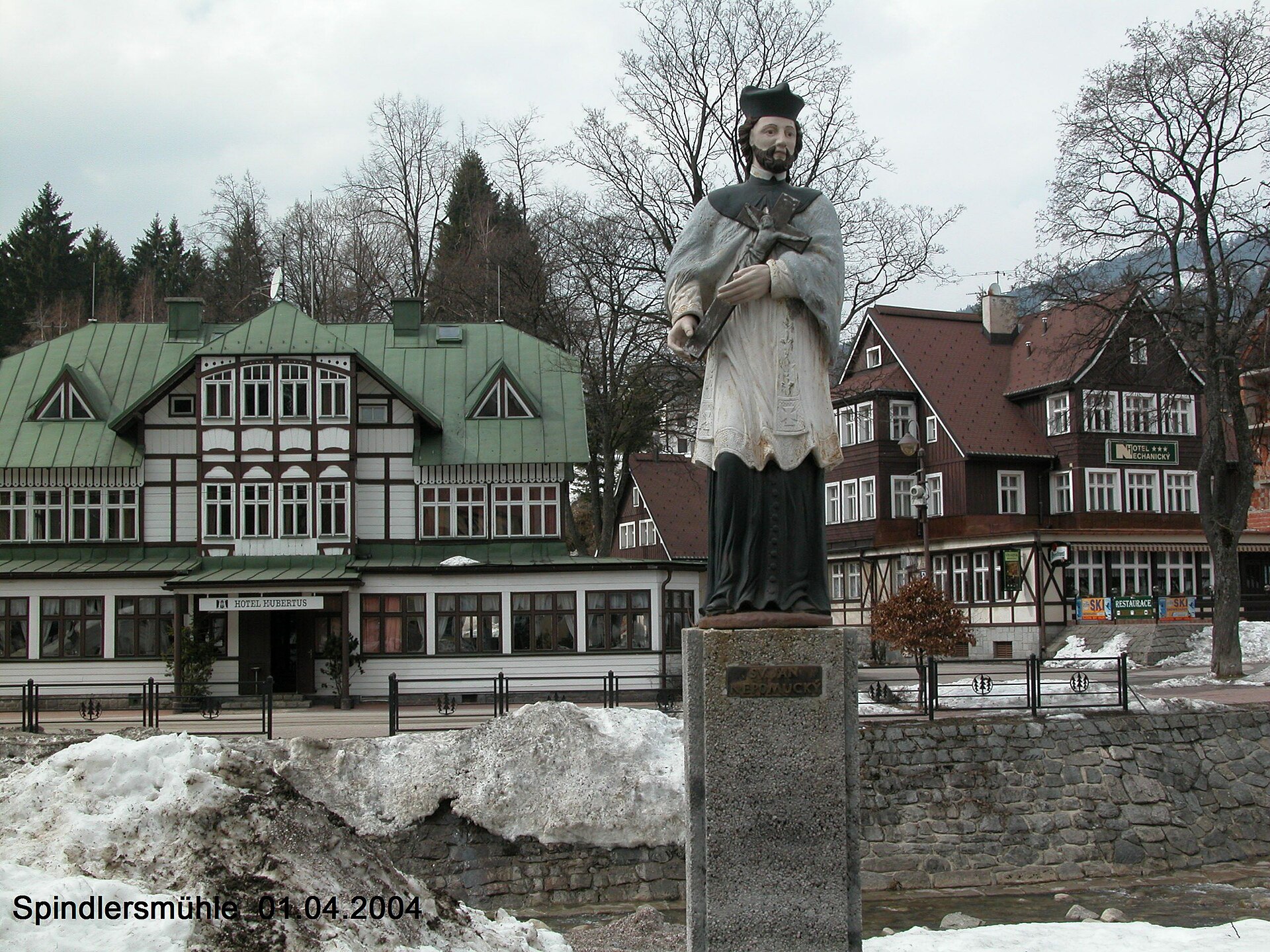 Špindlerův Mlýn na archivní fotografii z dubna 2004. Ilustrace oblasti natáčení; snímek nezachycuje hotel Olympie ani scénu z filmu.