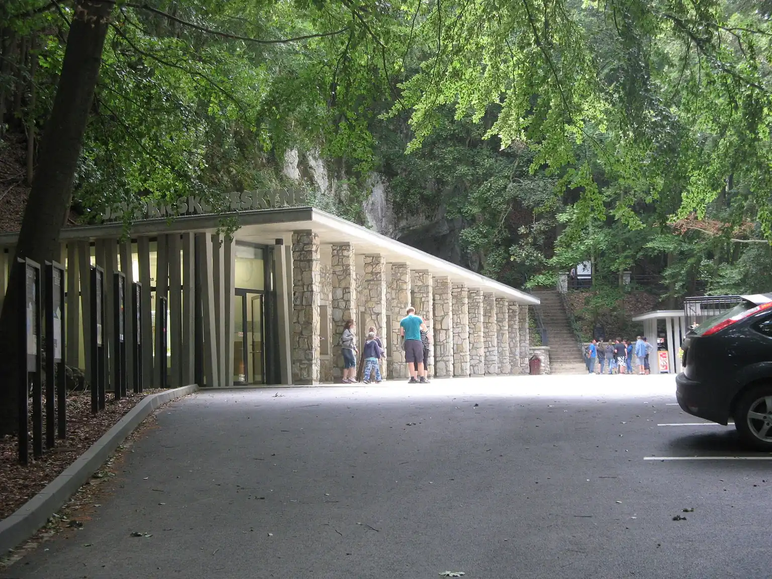 Vstupní budova a pokladna Javoříčských jeskyní na archivní fotografii z roku 2016; snímek nedokládá aktuální provoz.