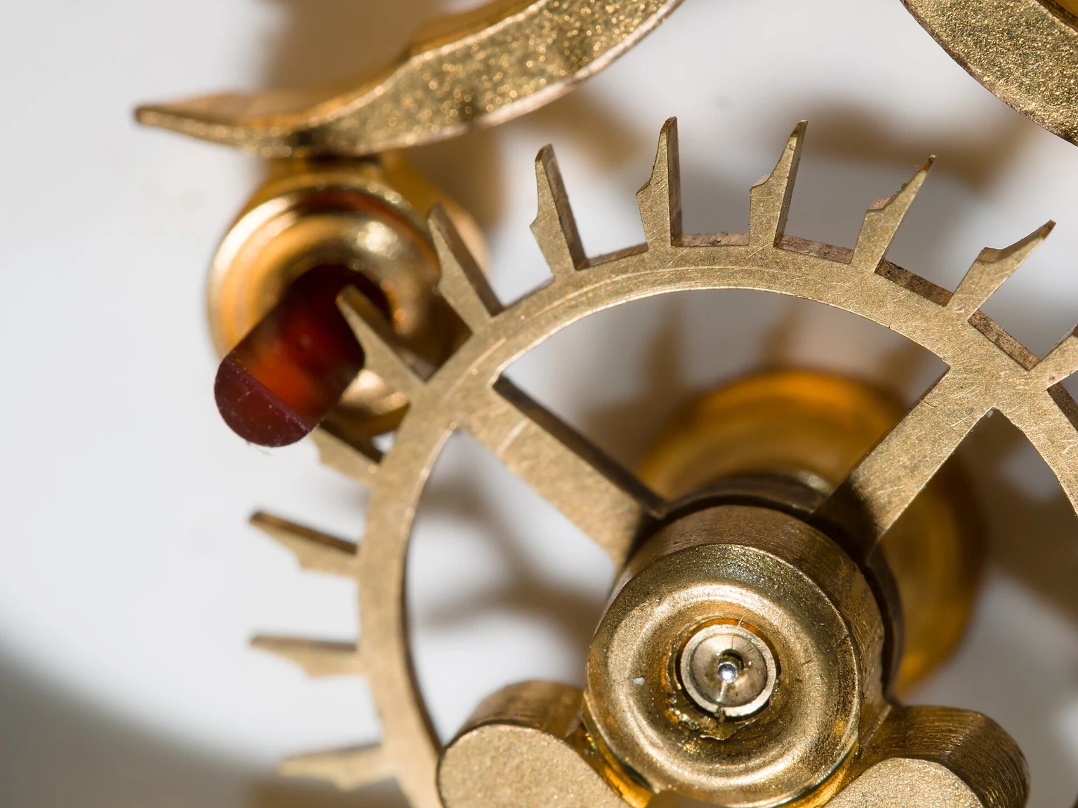 Detail hodinového mechanismu na fotografii z roku 2014. Ilustrace techniky a vynalézání, nikoli rekvizita ze seriálu Křeček v noční košili.