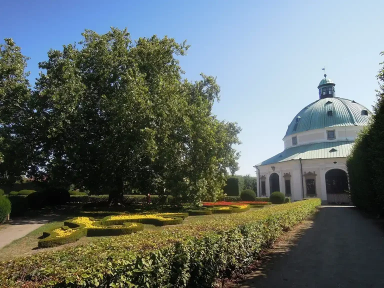 Květná zahrada v Kroměříži s Rotundou na fotografii ze srpna 2012; podoba výsadby se v čase mění.