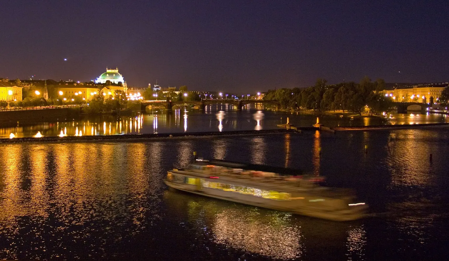 Vltava a noční Praha na fotografii z roku 2007. Ilustrace městského prostředí; nejde o dobový snímek Hojerova případu ani záběr ze seriálu.