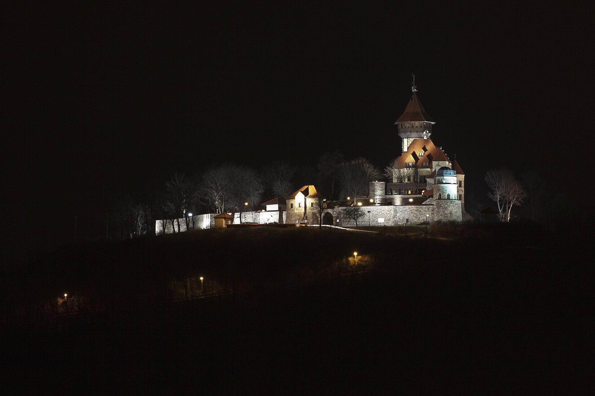 Hrad Hněvín v Mostě na fotografii z roku 2012. Ilustrační snímek prostředí příběhu, nikoli záběr ze seriálu.