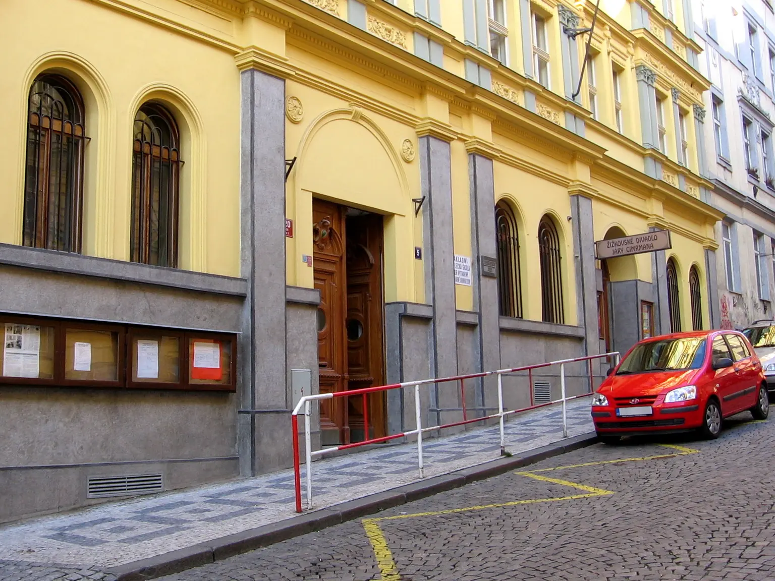 Žižkovské divadlo Járy Cimrmana v roce 2007. Ilustrace divadelní souvislosti filmu Nejistá sezóna, nikoli jeho filmový kulturní dům.