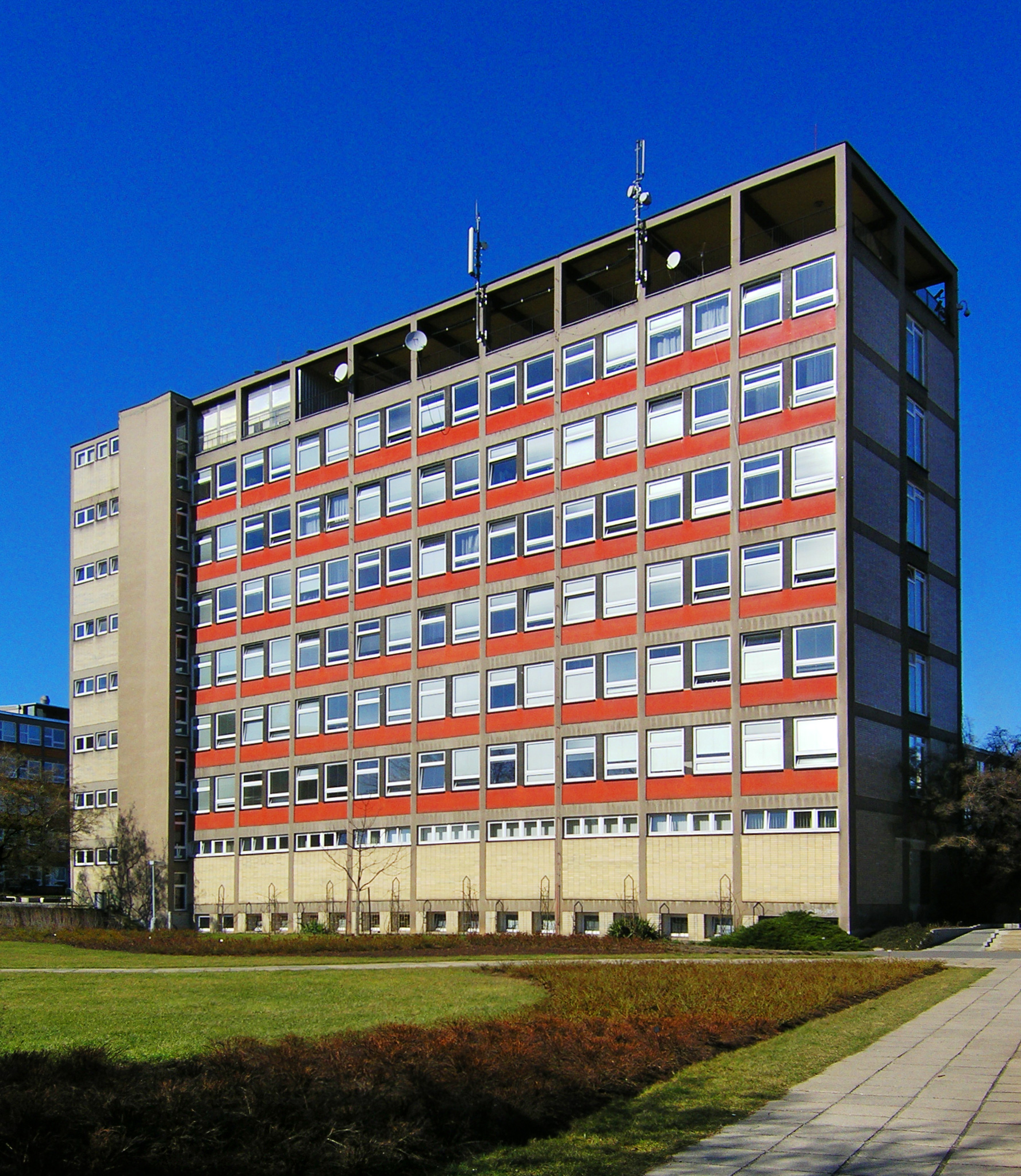 Rektorát ČZU v Praze-Suchdole na fotografii z roku 2008. Areál posloužil exteriérům Nemocnice na kraji města; nejde o nemocnici v Mostě ani záběr ze seriálu.