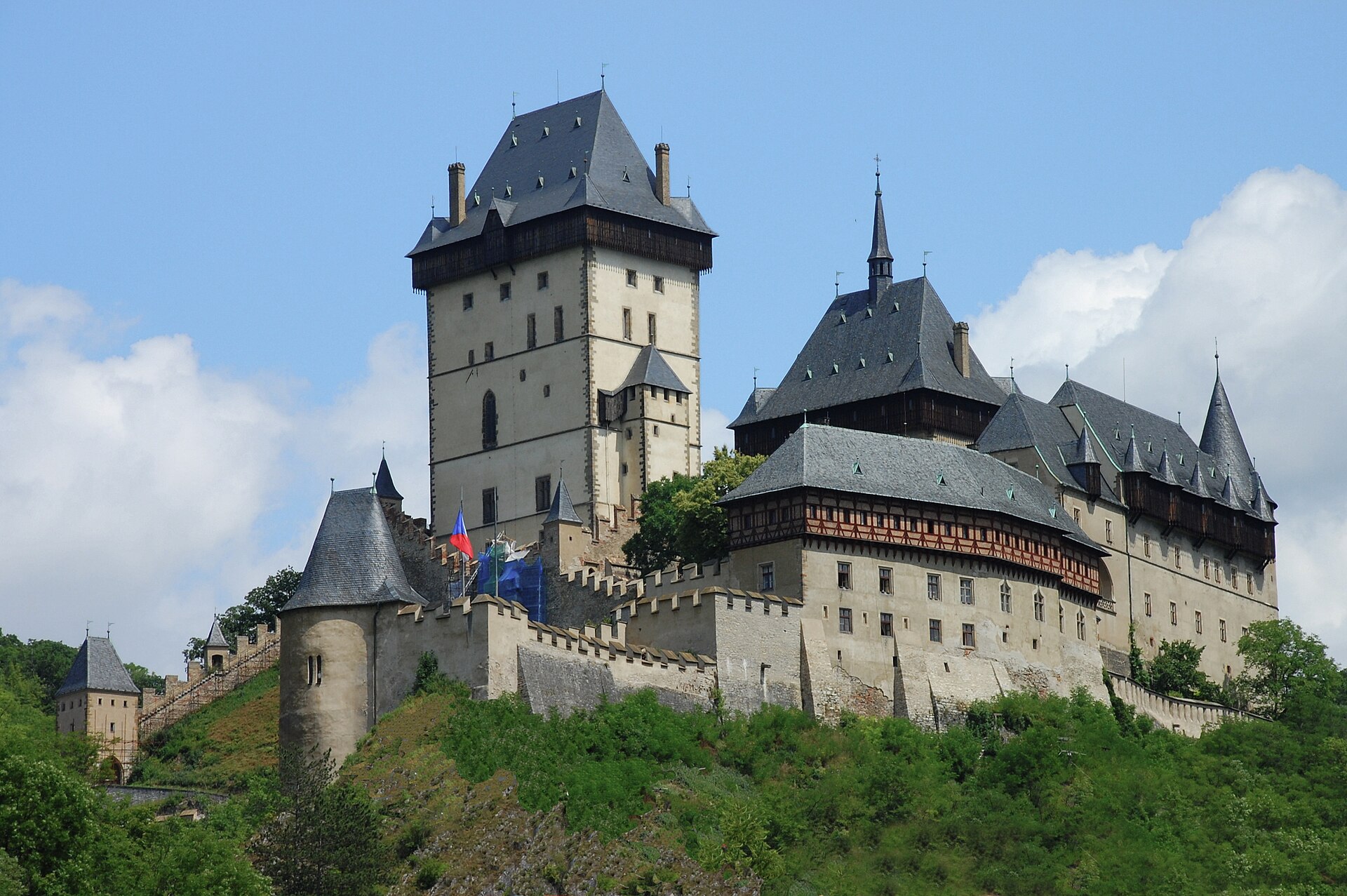 Hrad Karlštejn na fotografii z roku 2008. Místo natáčení filmového muzikálu; nejde o filmový záběr.