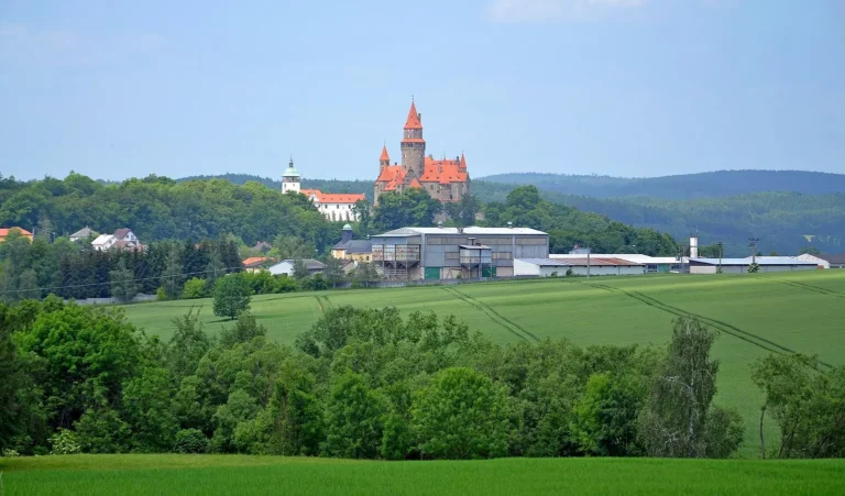 Hrad Bouzov, jedno z míst natáčení filmu O princezně Jasněnce a létajícím ševci. Fotografie z roku 2015, nikoli filmový záběr.