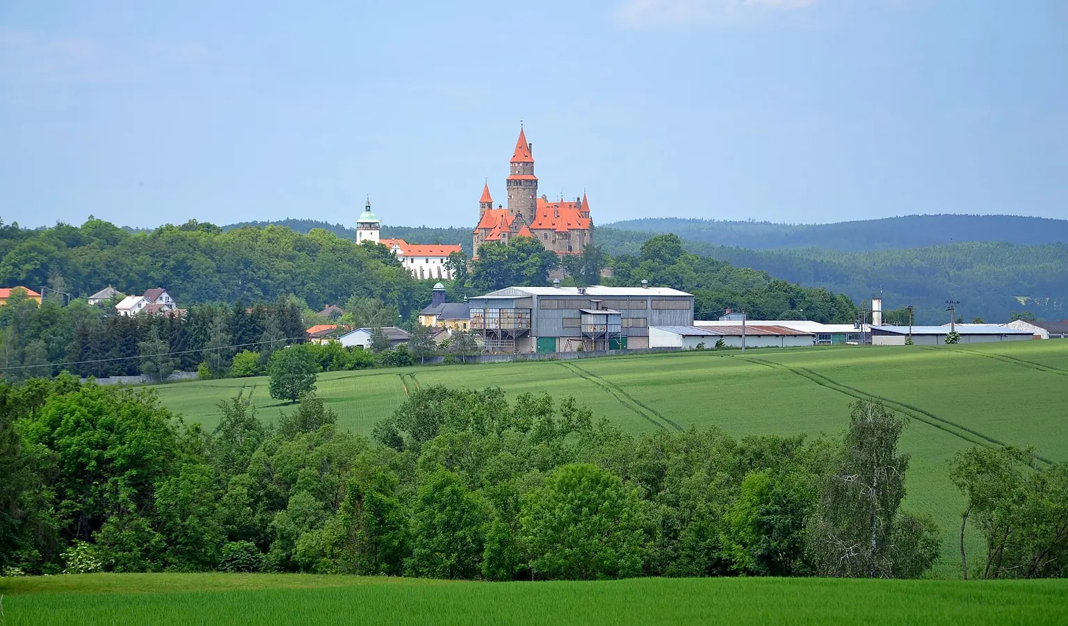 Hrad Bouzov, jedno z míst natáčení filmu O princezně Jasněnce a létajícím ševci. Fotografie z roku 2015, nikoli filmový záběr.
