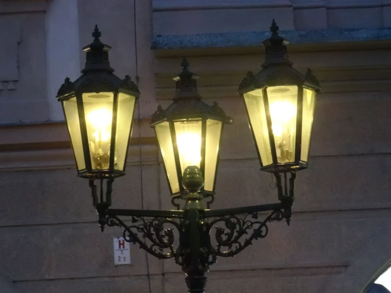 Plynová lampa na pražském Starém Městě v roce 2016. Ilustrační fotografie k seriálu, nikoli rekvizita nebo doložené místo natáčení.