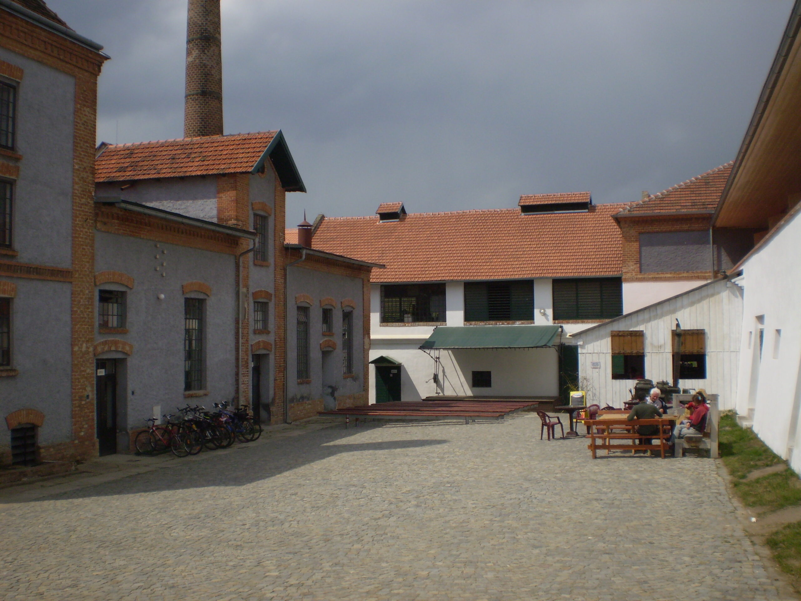 Nádvoří pivovaru v Dalešicích na fotografii z května 2008. Nejde o záběr z filmu Postřižiny.