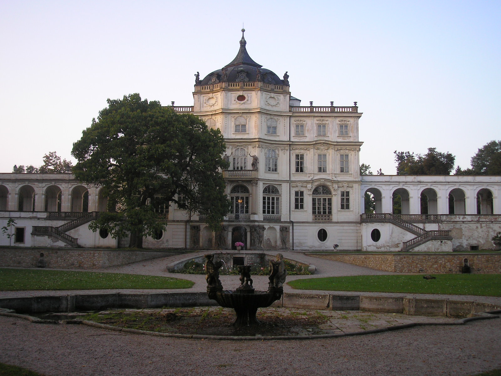 Zámek Ploskovice na fotografii z roku 2006. Domov prince Velena a jeho sester ve filmu; nejde o filmový záběr.