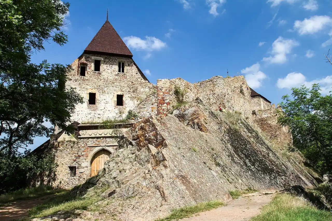 Hrad Točník v roce 2014, jedno z míst pozdějšího natáčení filmu Princezna zakletá v čase. Fotografie památky, nikoli filmový záběr.