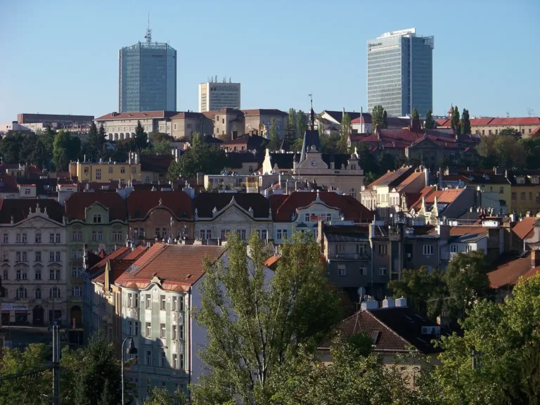 Pohled na pražské Nusle z Perucké ulice v roce 2012. Ilustrace pražského prostředí; nejde o seriálový záběr ani konkrétní místo zločinu.
