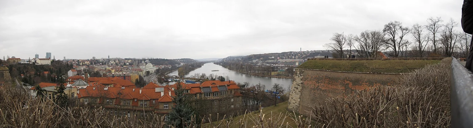 Panorama Prahy a Vltavy. Ilustrace městského prostředí seriálu První republika, nikoli fotografie seriálové vily nebo natáčení.