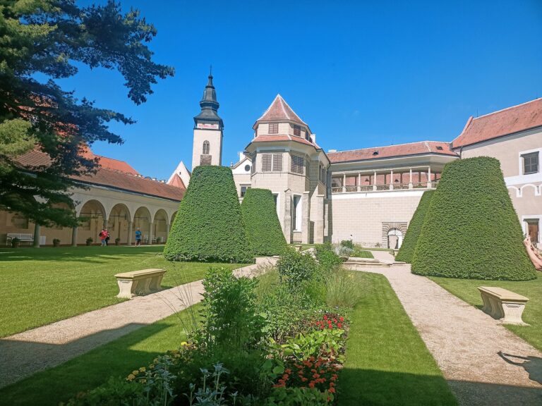 Zámek Telč na fotografii z roku 2024. Jedna z lokací Pyšné princezny; nejde o záběr z původního černobílého filmu.