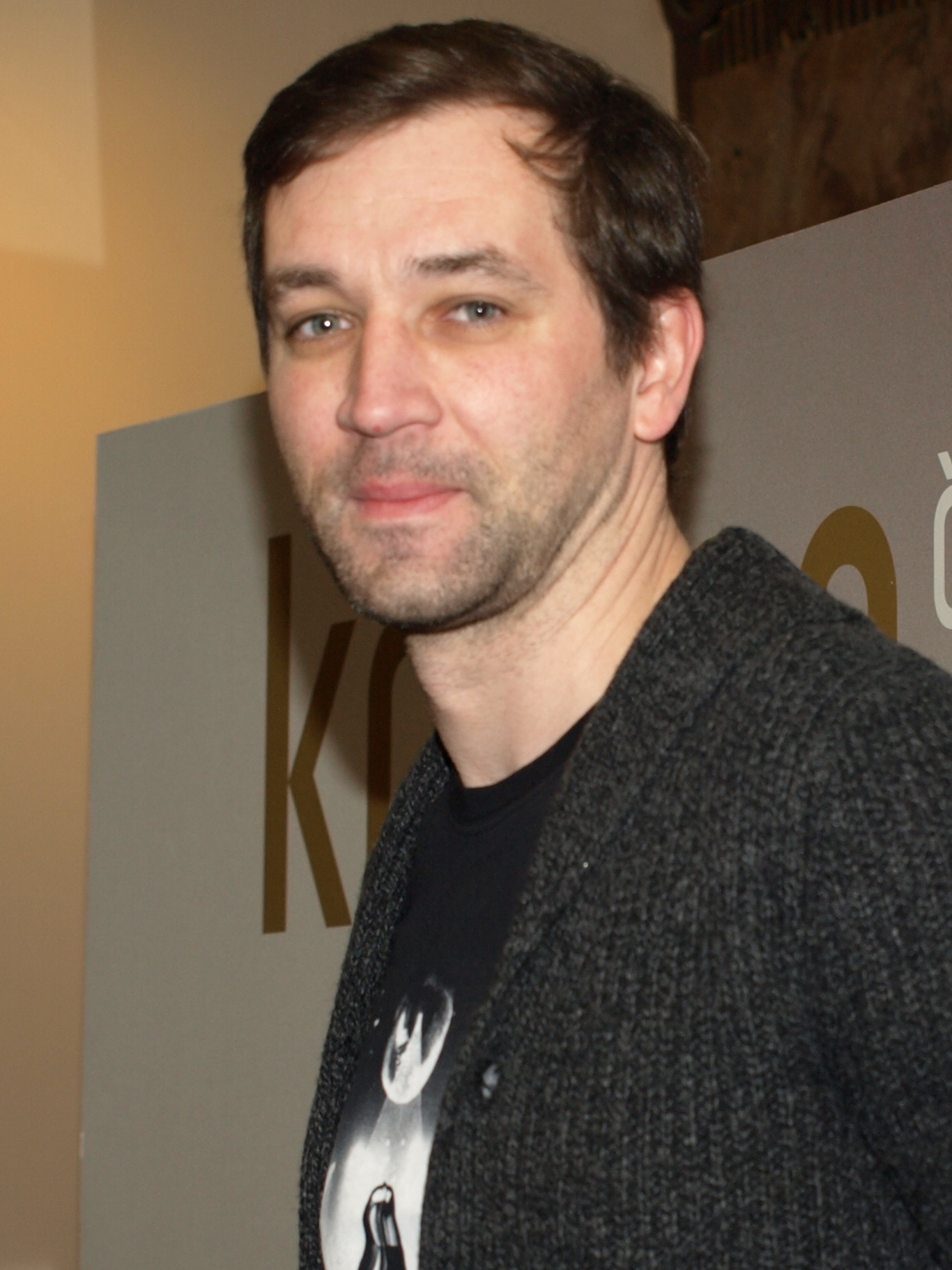 Ondřej Sokol, představitel Romana Rédla, na tiskové konferenci filmu Krásno v roce 2014. Nejde o záběr ze seriálu Rédl.