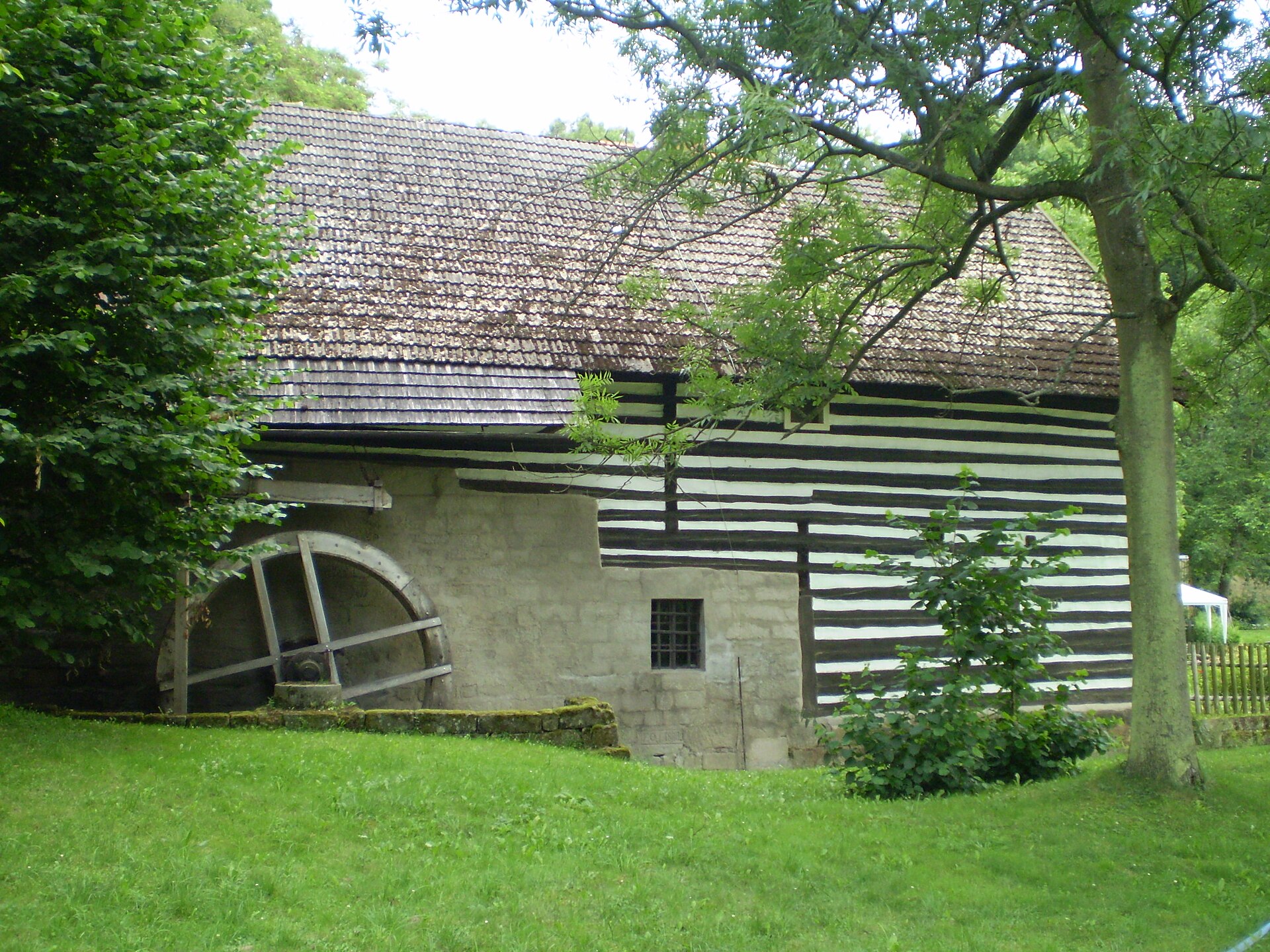 Vodní mlýn ve Střehomi na fotografii z roku 2008. Filmový domov Petra Máchala; nejde o záběr z pohádky.
