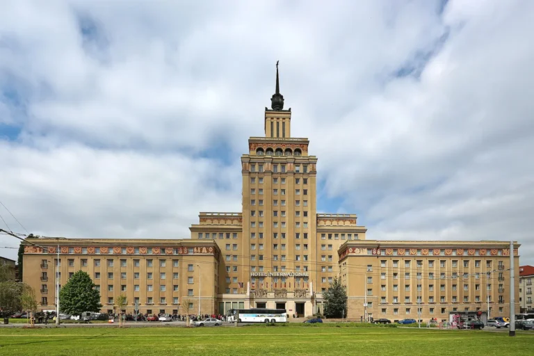 Hotel International v Praze na fotografii z roku 2019. Dominanta prostředí Šakalích let, nikoli snímek z natáčení filmu.
