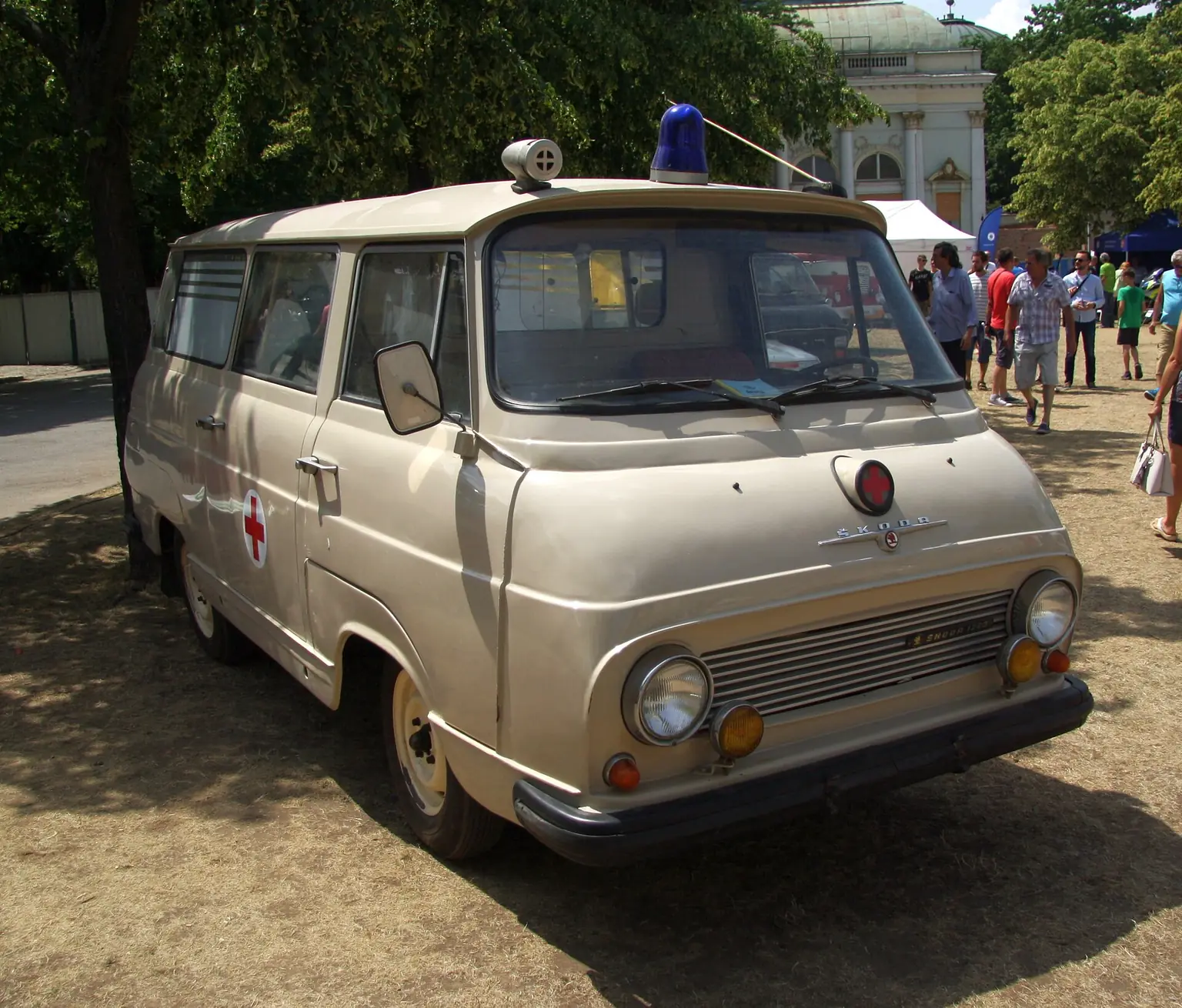 Historická sanitka Škoda 1203 na akci Legendy 2018 v Praze. Ilustrace dobové techniky, nikoli doložený automobil ze seriálu Sanitka.