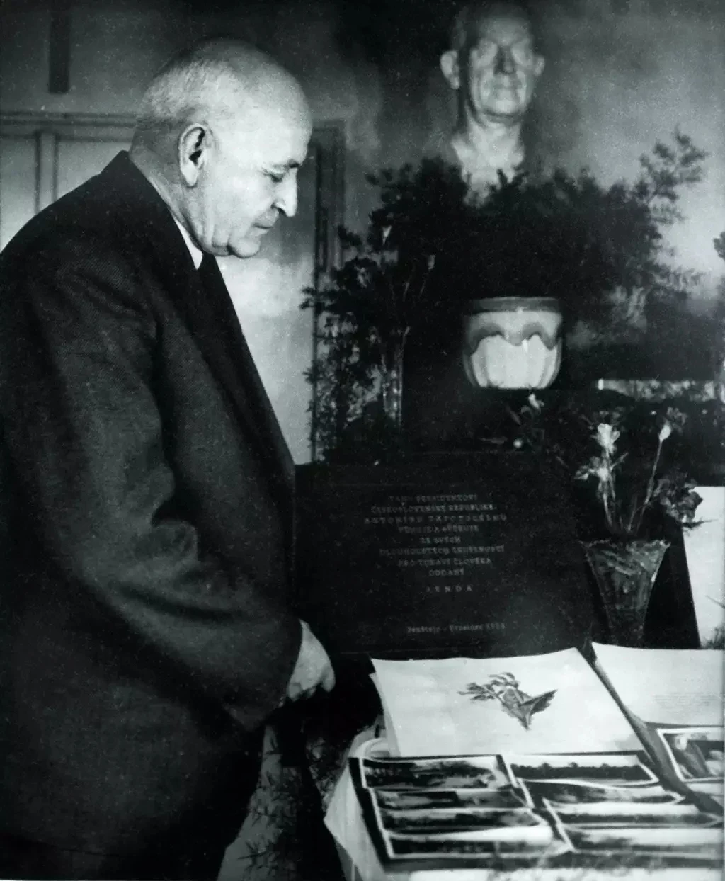 Skutečný Jan Mikolášek na archivní fotografii před rokem 1950. Historická předloha filmu Šarlatán, nikoli Ivan Trojan ve filmové roli.