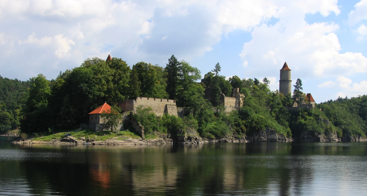 Hrad Zvíkov na fotografii z roku 2010. Jedno z pozdějších míst natáčení filmu Sedmero krkavců (2015), nikoli filmová fotografie.