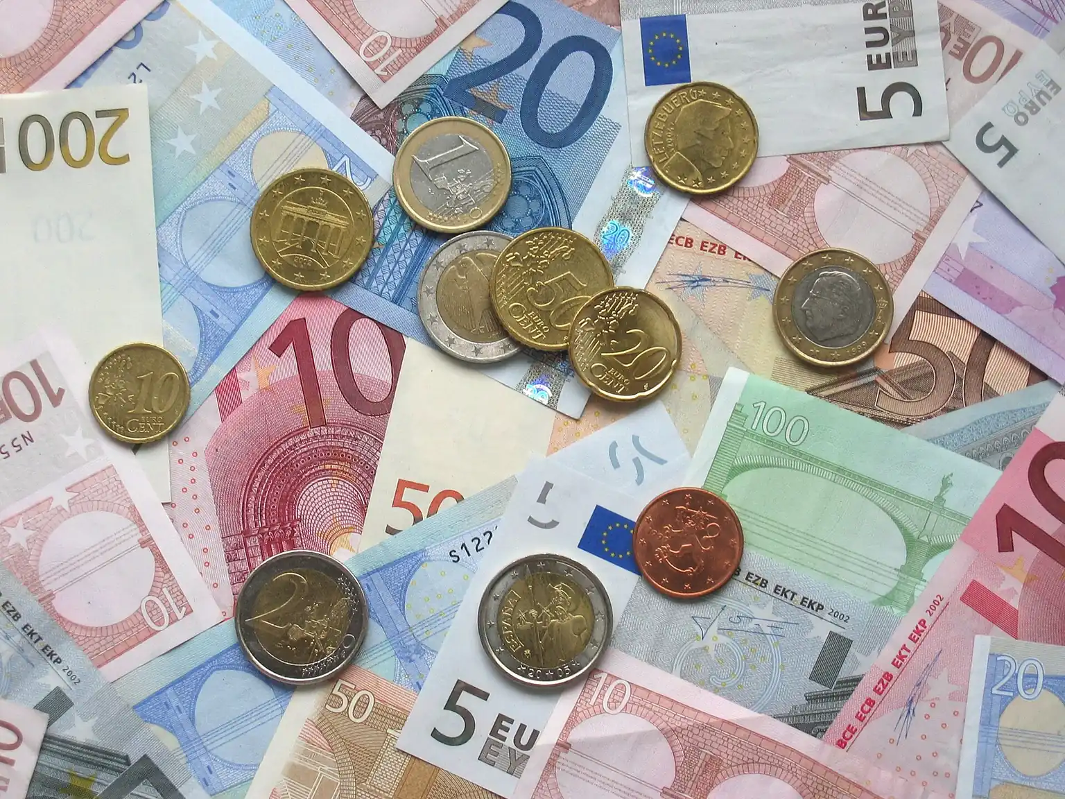 Eurobankovky a euromince jako ilustrace měny; SEPA platba je bezhotovostní převod.