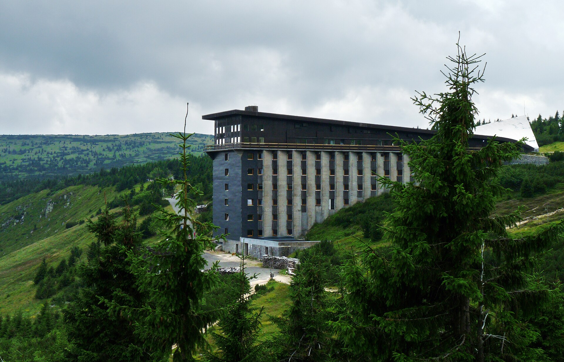Labská bouda v Krkonoších na fotografii z roku 2017. Doložená lokace Svatební cesty do Jiljí; nejde o záběr z filmu.