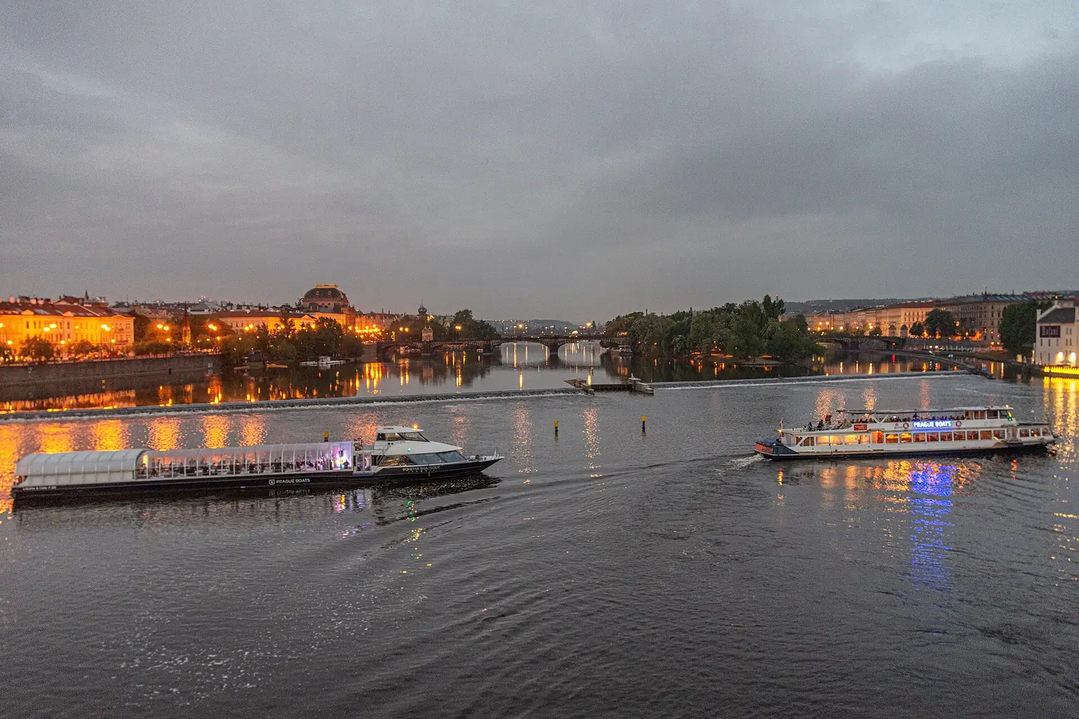 Pražská Vltava za soumraku v roce 2019. Ilustrační fotografie k pražskému prostředí komedie Světáci, nikoli záběr z filmu.