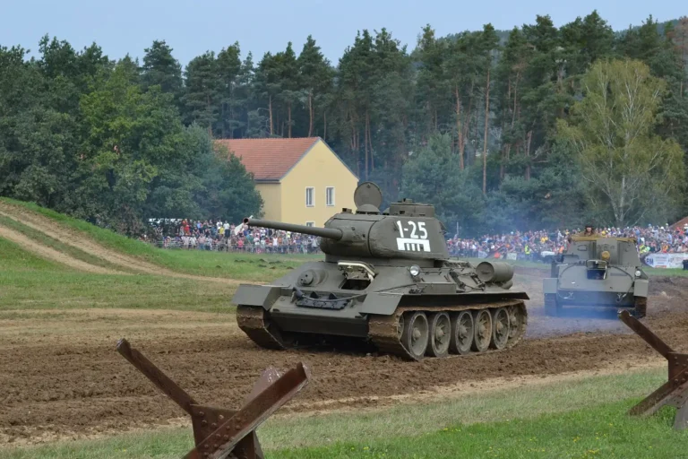 Tank T-34/85 při muzejní ukázce v Lešanech v roce 2024. Ilustrace vojenského tématu, nikoli záběr z filmu Tankový prapor.