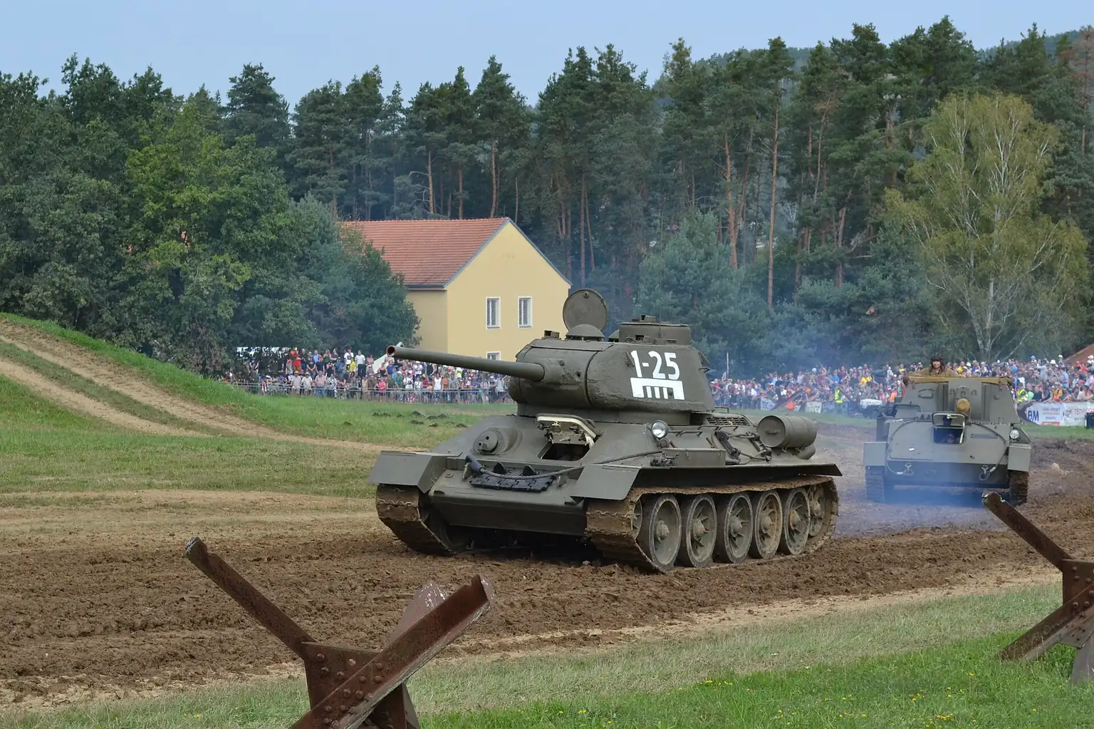 Tank T-34/85 při muzejní ukázce v Lešanech v roce 2024. Ilustrace vojenského tématu, nikoli záběr z filmu Tankový prapor.