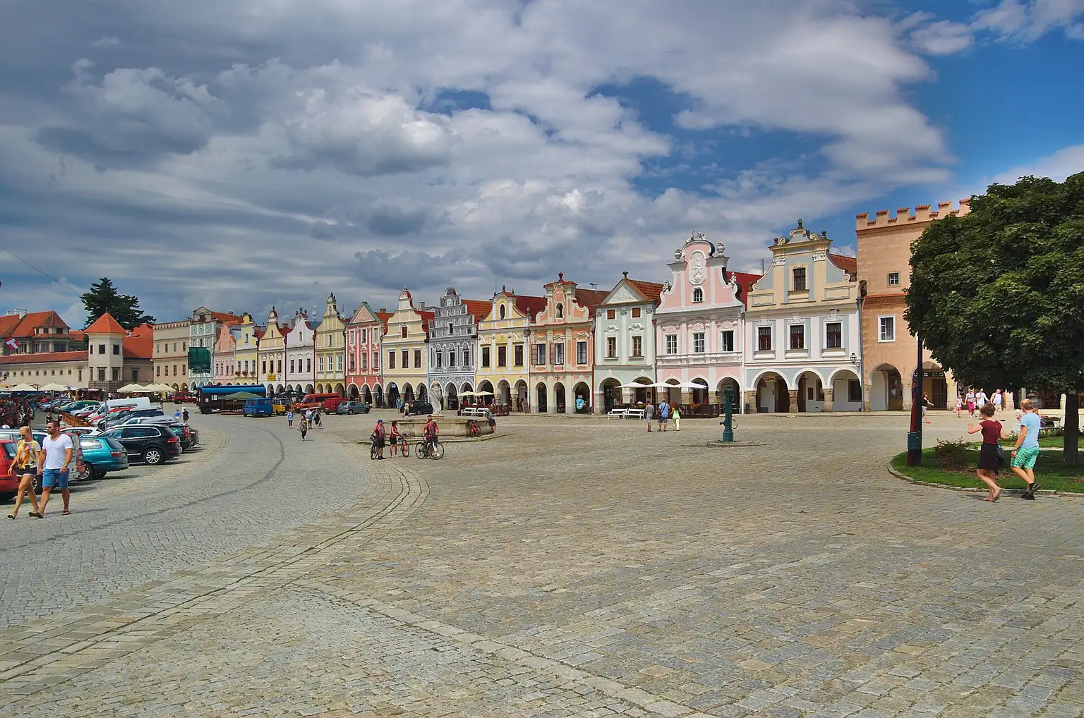 Náměstí Zachariáše z Hradce v Telči na snímku z roku 2014; fotografie nedokládá současný režim parkování.