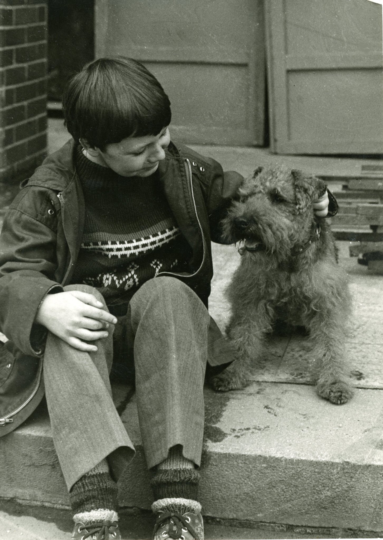 Tomáš Holý se psem Altonem při čekání na záběr filmu Prázdniny pro psa v roce 1980. Archivní fotografie z natáčení.