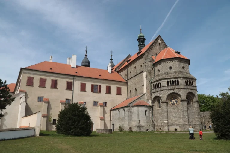 Bazilika svatého Prokopa a zámecký areál v Třebíči na fotografii z dubna 2024.