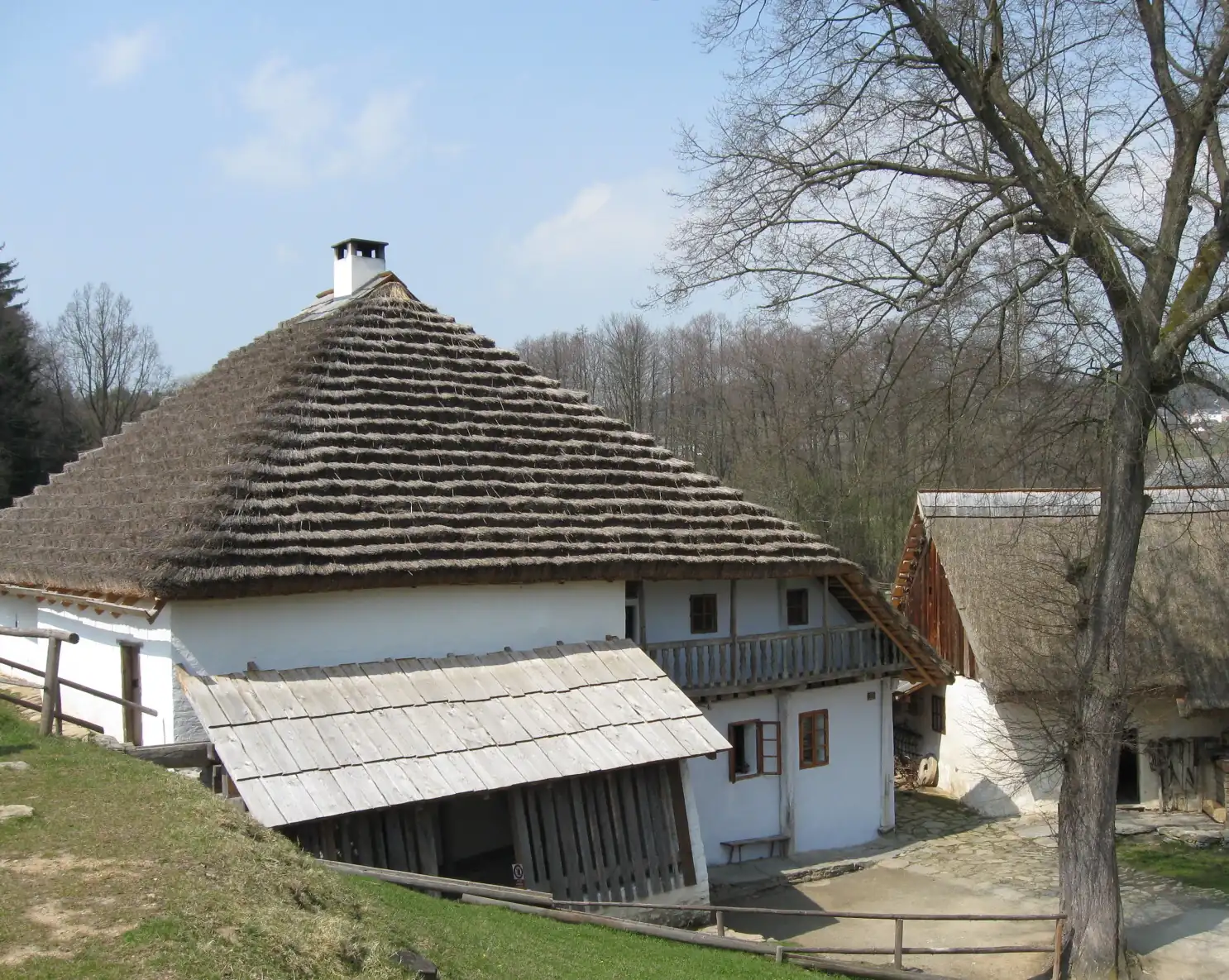 Vodní mlýn Hoslovice na fotografii z roku 2010. Místo pozdějšího natáčení domova ve filmu Tři bratři, nikoli záběr z filmu.