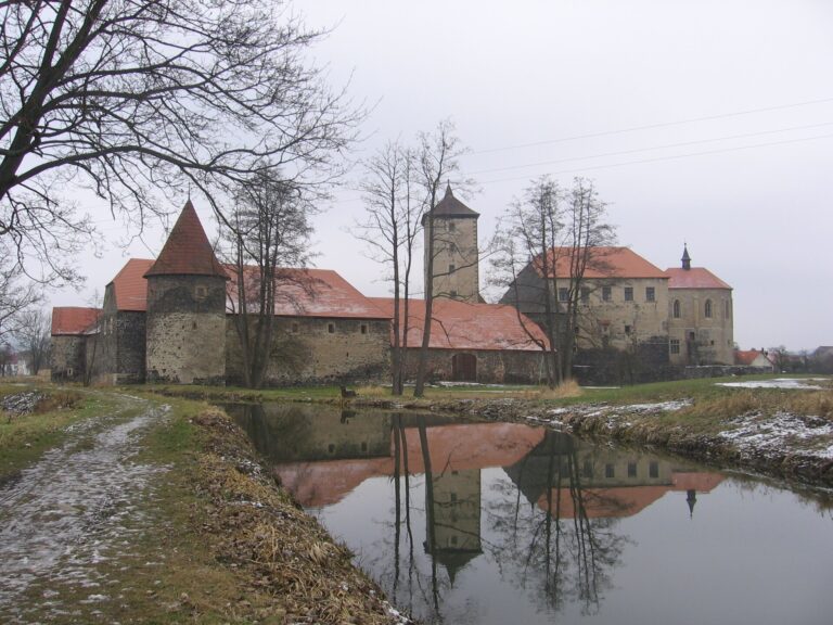 Hrad Švihov v zimě roku 2014. Areál představoval Popelčin statek; nejde o záběr z filmu.