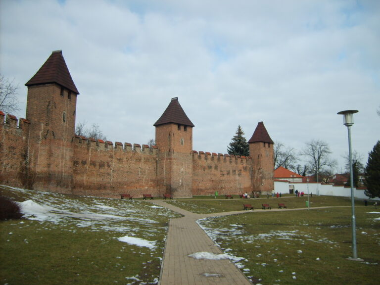 Nymburské hradby na fotografii z roku 2009. Jedna z lokací Tří veteránů; nejde o záběr z filmu.