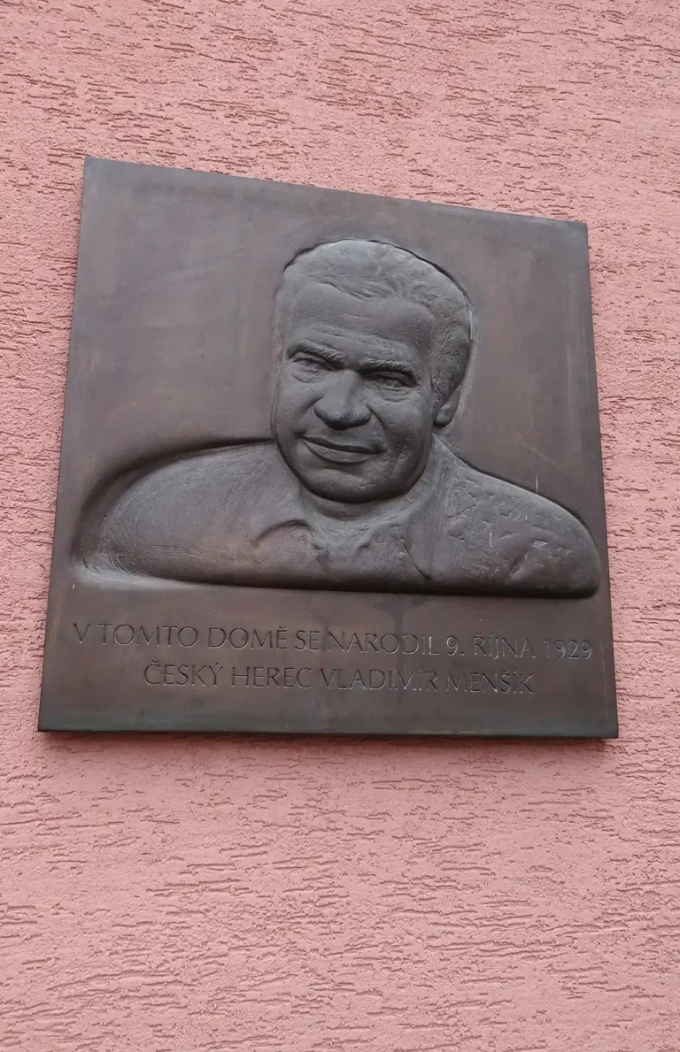 Pamětní deska Vladimíra Menšíka v Ivančicích na fotografii z roku 2025. Reliéfní podobizna, nikoli archivní portrét herce.