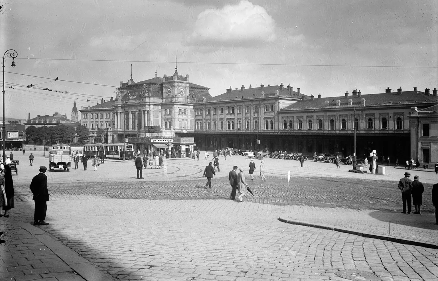 Brněnské hlavní nádraží na fotografii z období 1926 až 1939. Dobová ilustrace k příběhu, nikoli záběr ze seriálu.