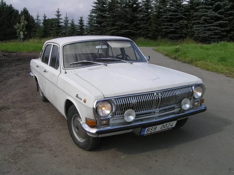 Automobil GAZ-24 Volga na fotografii z roku 2009. Ilustrace motivu názvu; nejde o doložený vůz z natáčení seriálu Volha.