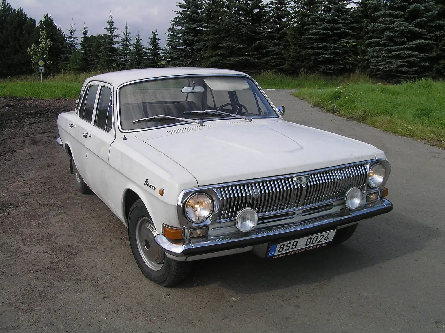 Automobil GAZ-24 Volga na fotografii z roku 2009. Ilustrace motivu názvu; nejde o doložený vůz z natáčení seriálu Volha.