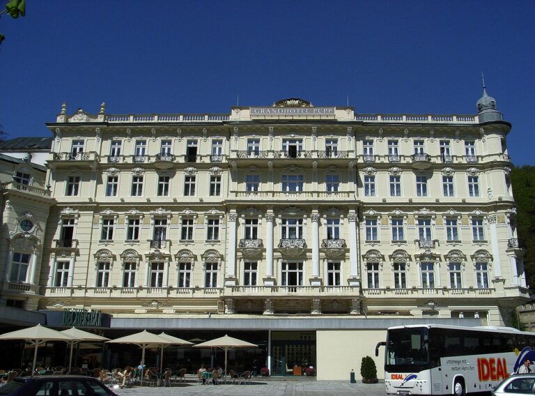 Grandhotel Pupp v Karlových Varech na fotografii z roku 2007. Hotel patří mezi lokace komedie Vrchní, prchni!; nejde o záběr z filmu.
