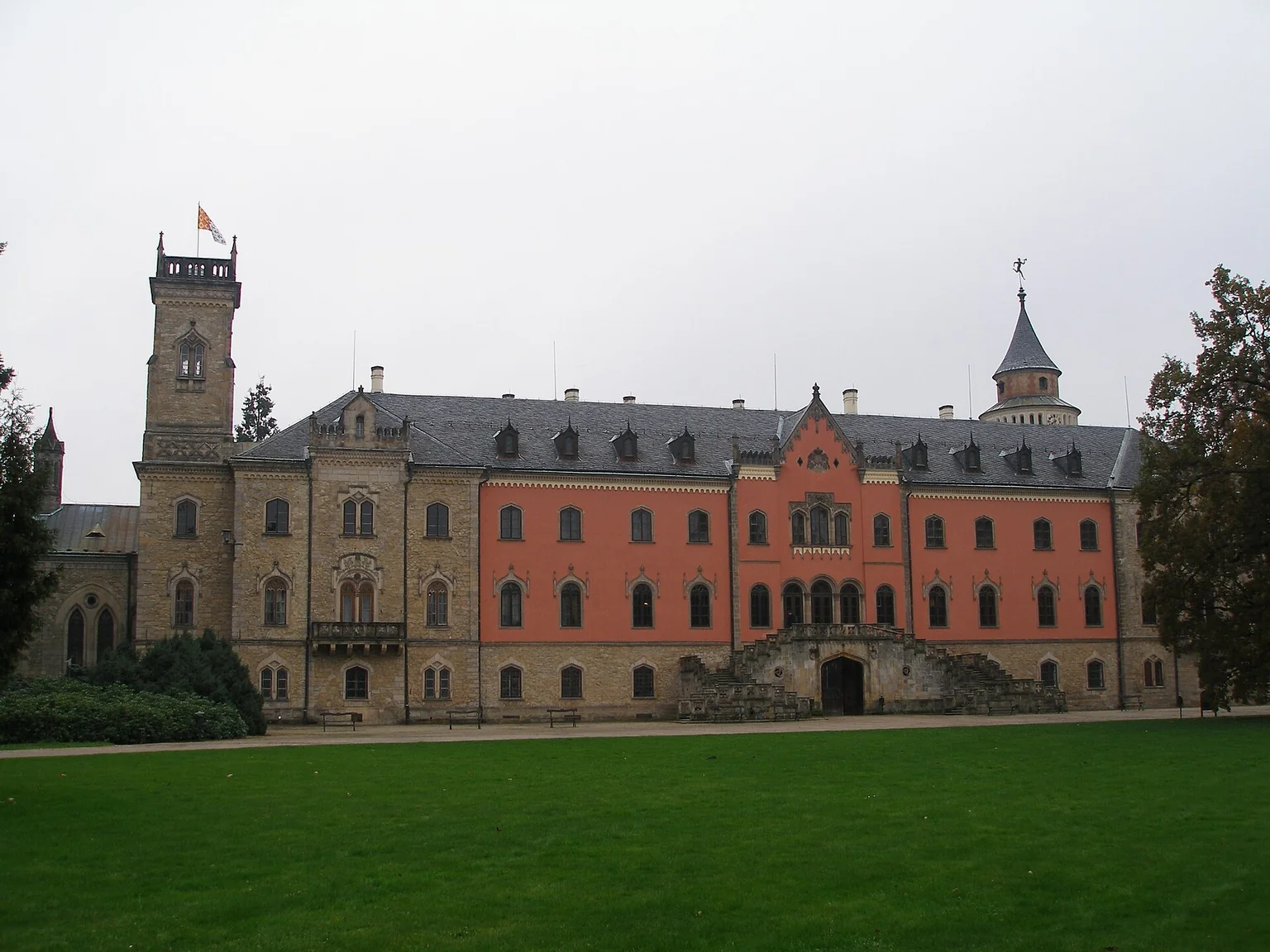 Zámek Sychrov na archivní fotografii; pohled na průčelí a park.