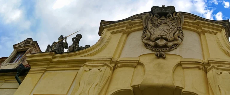 Zámek Valtice na skutečné archivní fotografii; snímek neukazuje aktuální návštěvní provoz.