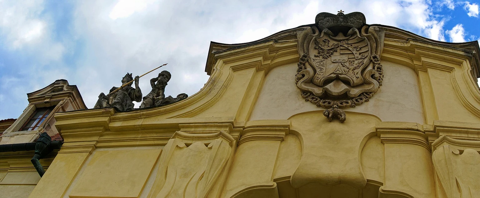 Zámek Valtice na skutečné archivní fotografii; snímek neukazuje aktuální návštěvní provoz.