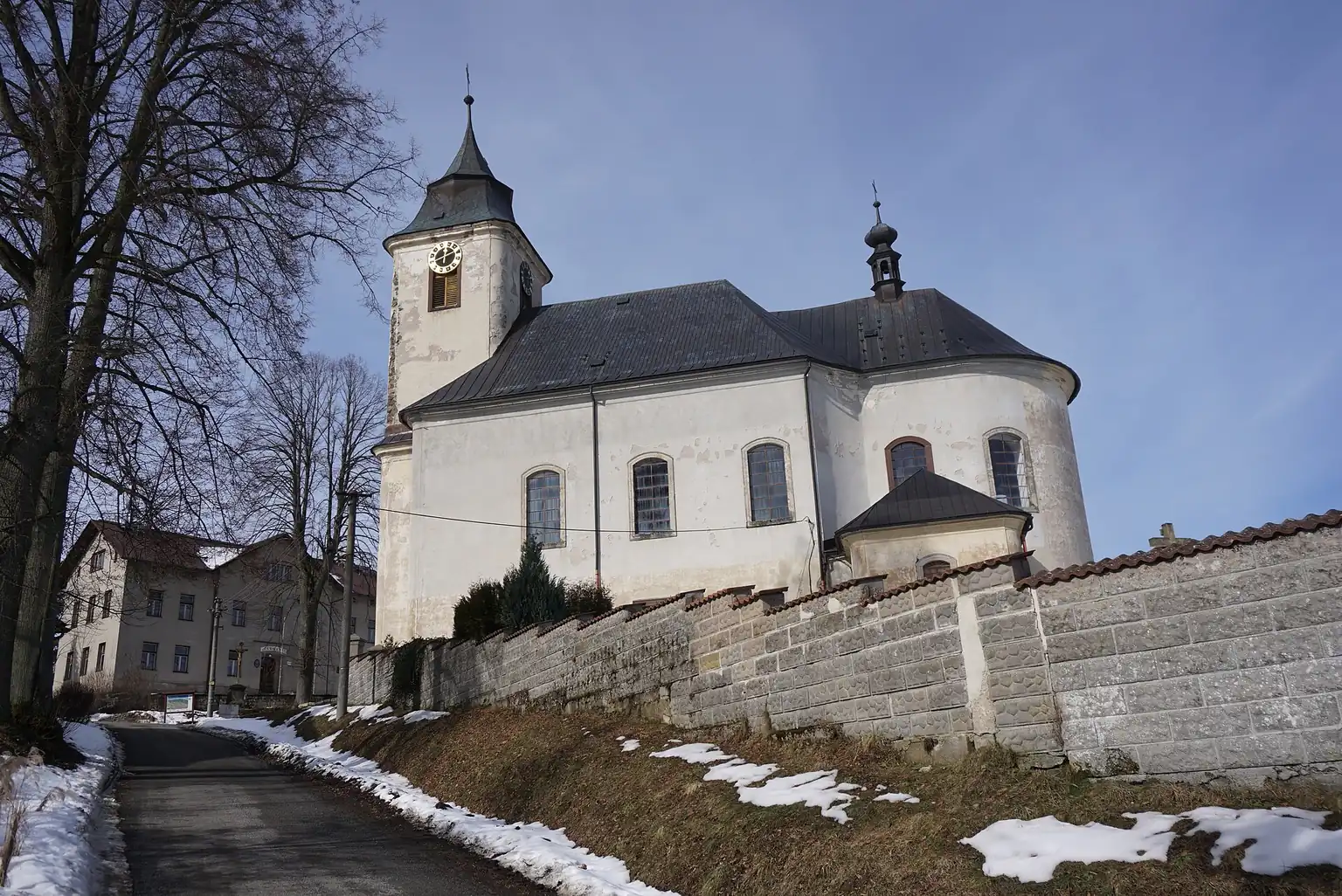 Kostel Nejsvětější Trojice v Roprachticích, obci spojené s natáčením filmu Zapomenuté světlo. Fotografie z roku 2021, nikoli záběr z filmu.