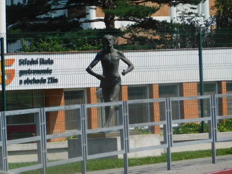 Socha Emila Zátopka na Stadionu mládeže ve Zlíně. Připomínka skutečného atleta, nikoli Václav Neužil nebo záběr z filmu Zátopek.
