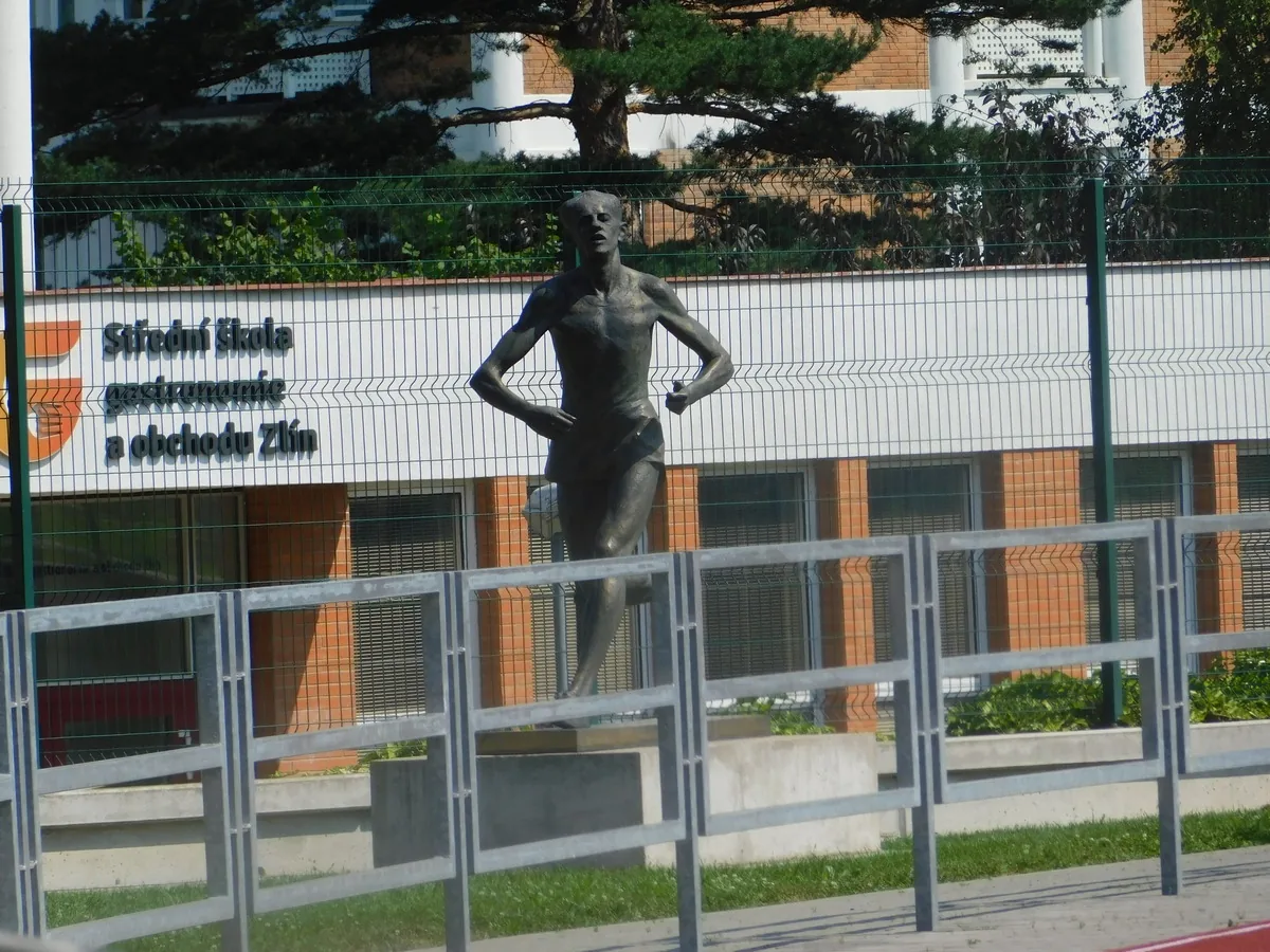 Socha Emila Zátopka na Stadionu mládeže ve Zlíně. Připomínka skutečného atleta, nikoli Václav Neužil nebo záběr z filmu Zátopek.