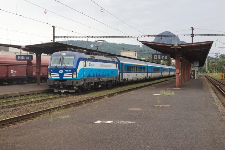 Vlak Českých drah s lokomotivou Vectron ve stanici Bílina v srpnu 2025; ilustrační fotografie dopravy.